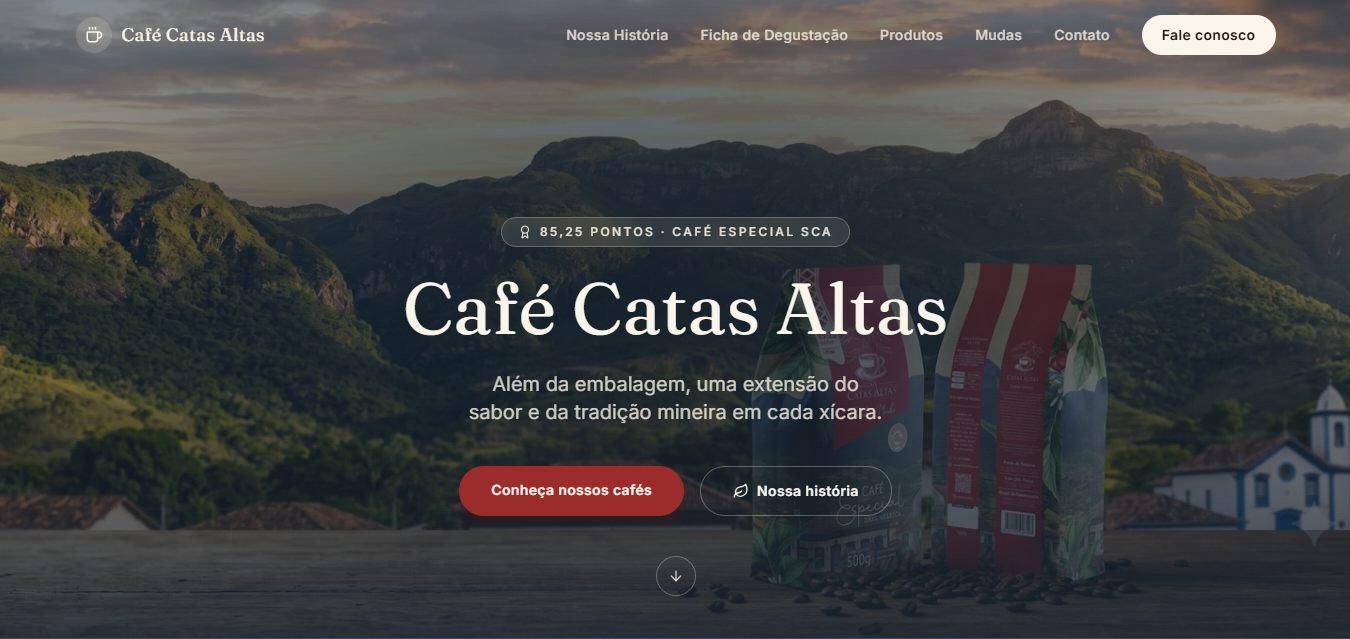 Topo do site do Café Catas Altas, com o selo de 85,25 pontos SCA sobre a paisagem da Serra do Caraça